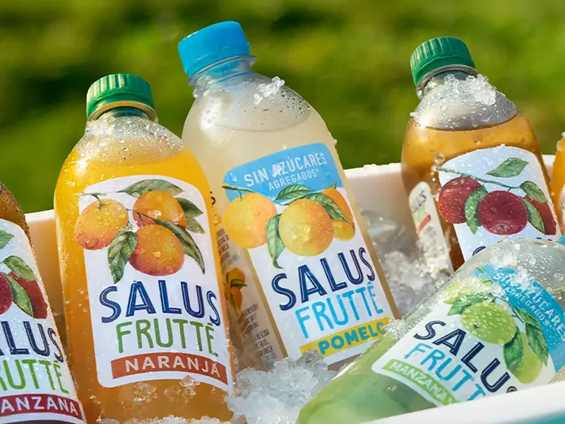 Botellas de Salus Frutté de naranja, pomelo y manzana en hielo